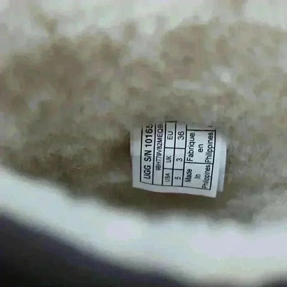 UGG Women’s Classic Brown Leather Boots - Picture 9 of 11